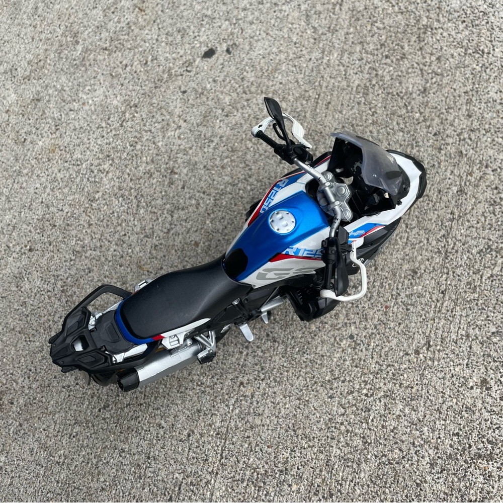 2019 BMW R1250 GS Diecast Motorcycle Model 1:12 Maisto - Picture 5 of 16